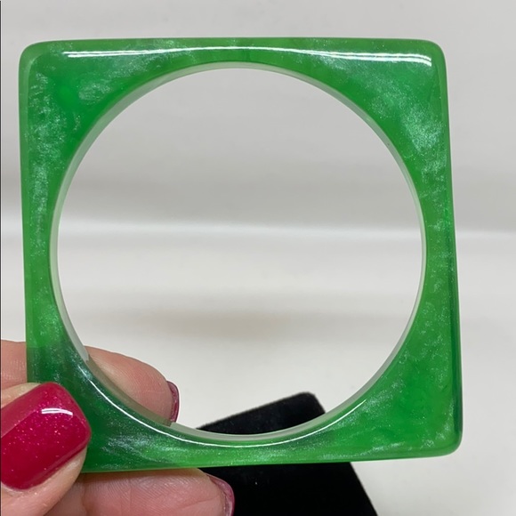 Very cool square green lucite bracelet - Picture 3 of 6